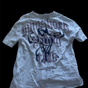 Träningströja - Gymshark t shirt i gott skick, det önda är texten som blivit sliten av tvätt.