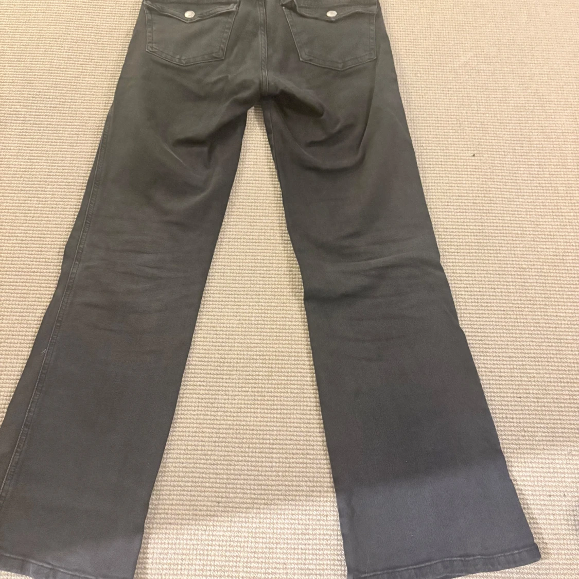 Svarta bootcut jeans med fickor - 1