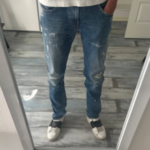 Replay Anbass - Väldigt unika Replay Anbass med slitningar i bra skick. Använda ett fåtal gånger. Storlek 30/32. Hör av er vid frågor!