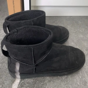 Svarta boots  - Mysiga svarta boots. Säljer då jag fått ett par andra skor i present. 