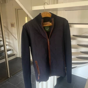 Cardigan schöffel - Skön hybridjacka ifrån schöffel! Knappt använd, nypris 2500 kr. Perfekt till hösten.      Gran sasso, herno, cardigan 