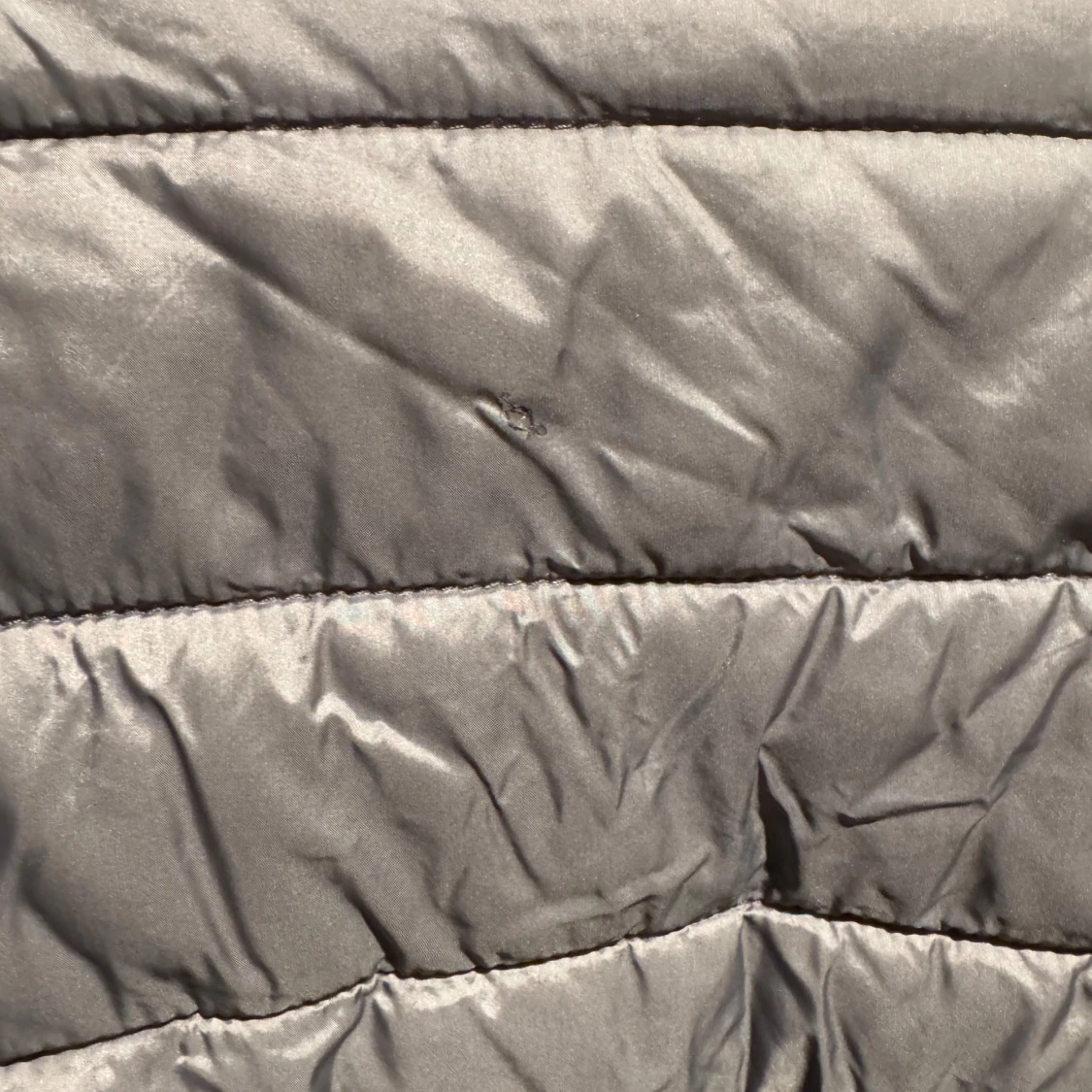 Grå quiltad pufferjacka från Guess - 2