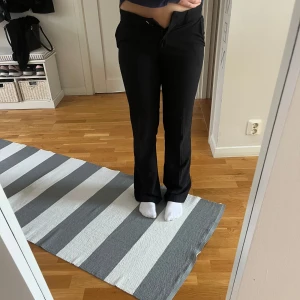 Low waist bootcut kostymbyxor  - Kostymbyxor från Nelly i storlek 34, säljer för att dom är för små i midjan. Byxorna är i mycket bra skick då jag bara använt dom ett fåtal gånger.