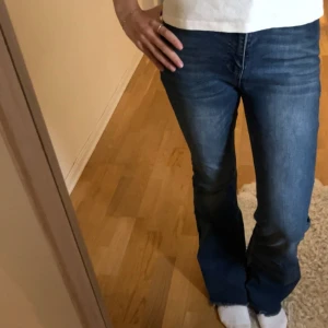 Blå bootcut jeans - Finaste bootcut jeansen från dilvin blue, med slits längst ned! Passar så fint till en höstig outfit. Storlek: 38💘💘