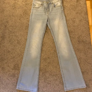 Ljusblå bootcut jeans - Snygga ljusblå jeans med bootcut-modell och klassisk femficksdesign. Jeansen har en något utsvängd passform nertill och är tillverkade i mjukt denimtyg. Perfekta inför många olika tillfällen