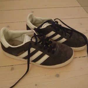 Mörkblå Gazelle skor - Mörkblå adidas gazelle💙 Står storlek 35 1/2 men skulle snarare säga 36. Det är använda väl men är ändå i hyfsat bra skick. Nypris ca 1300 kr.