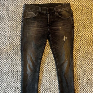 DONDUP GEORGE JEANS - Tjena! Säljer nu ett par tvär feta Dondup jeans! | Skick 9/10 Mycket bra! | Nypris ca 3500kr | Mitt pris 749 | Kom gärna pm vid frågor eller funderingar |