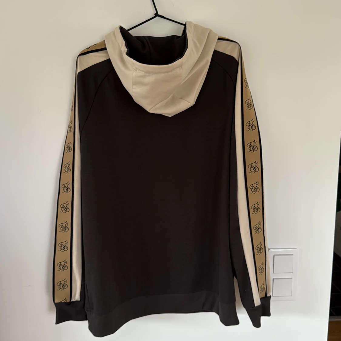 Svart och beige hoodie från SikSilk - 1