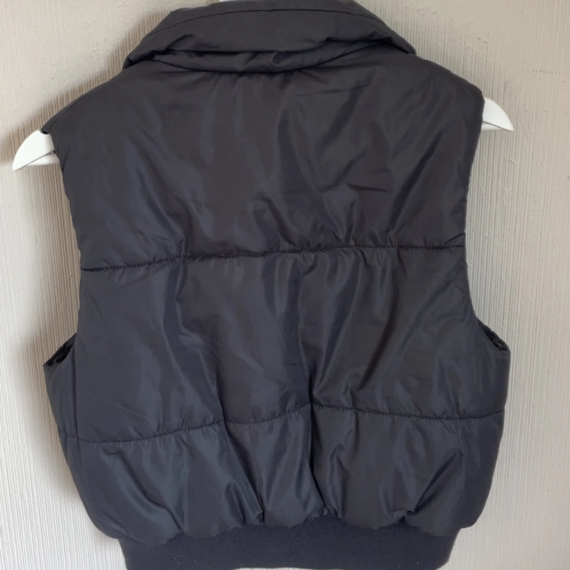 Svart dunväst från H&M - 1