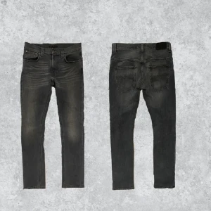 blåa nudie jeans - Säljer ett par blåa nudie jeans som är väldigt stilrena nu till hösten. Lite slitage vid bakfickorna.