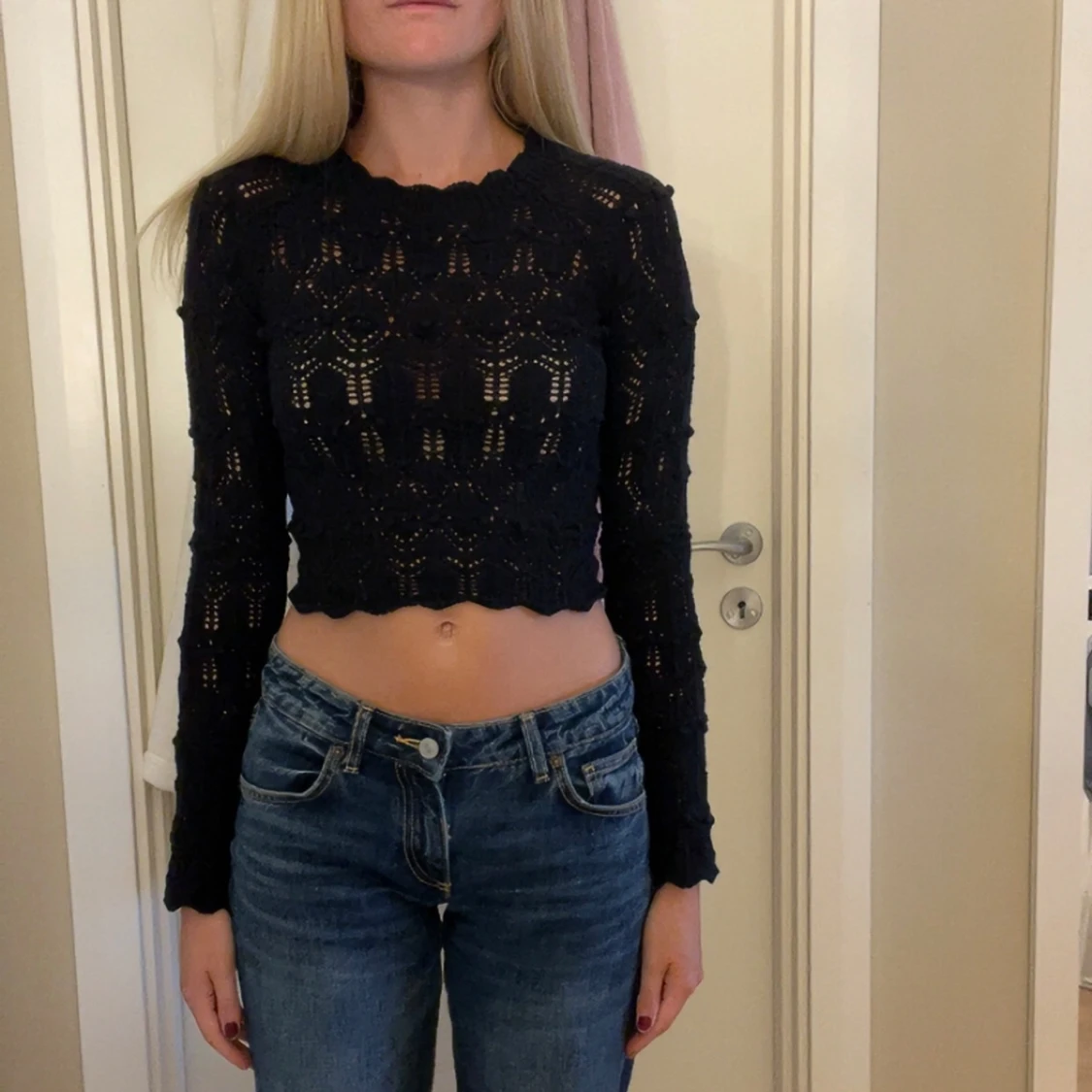 Svart croppad stickad topp med öppen rygg - 2
