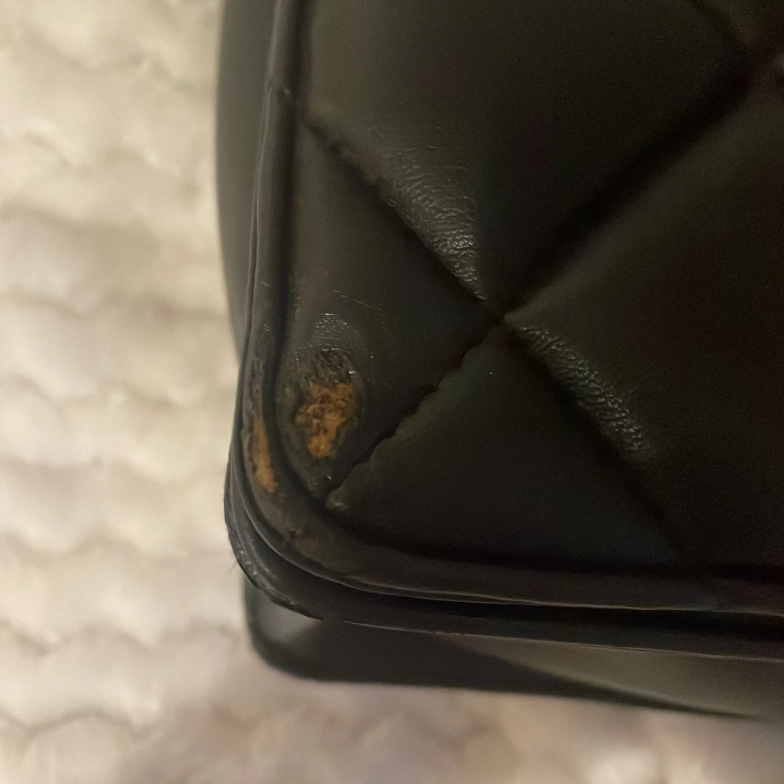 Svart quiltad axelväska i skinn - 1