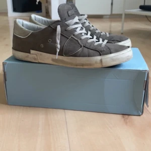 Philippe modells - Storlek 42, box ingår. Priset är ej hugget i sten. hör av er vid frågor! 