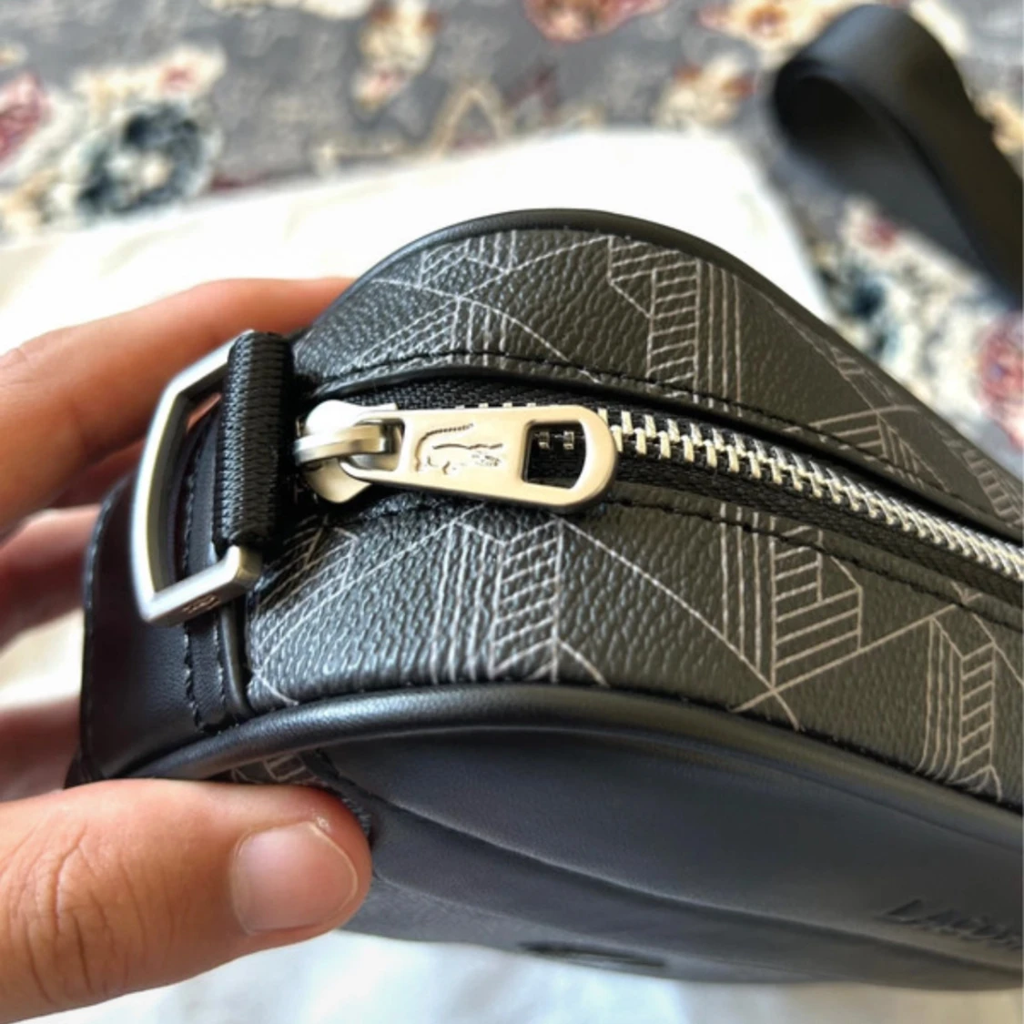 Svart axelväska från Lacoste - 3