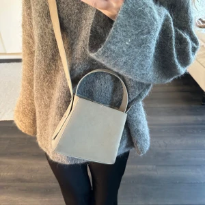 Beige axelväska i skinn - Beige stilren väska från Gina tricot🤍