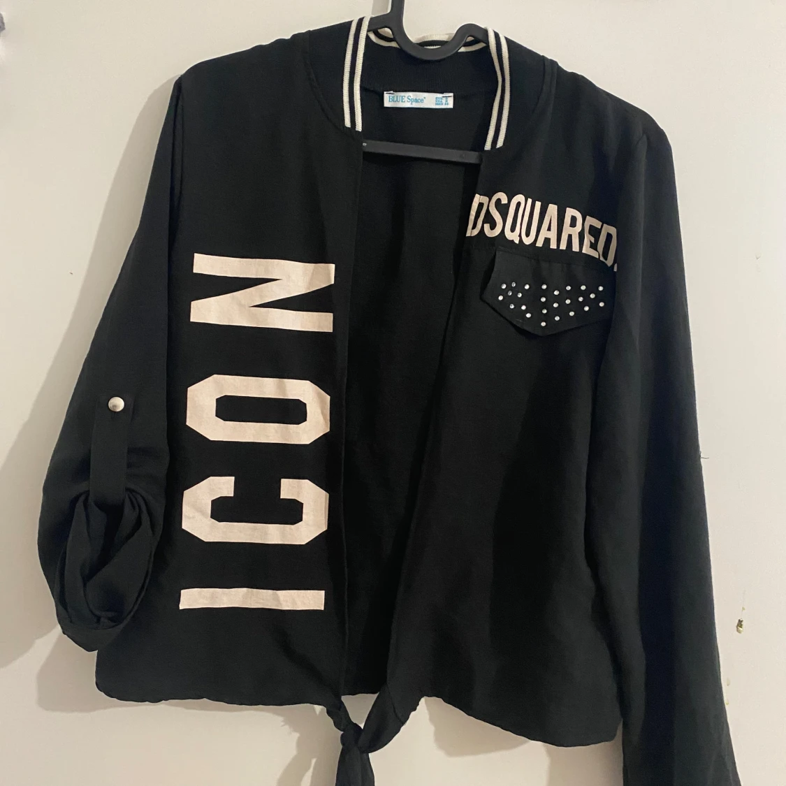 Svart jacka med tryck och rosett - 1