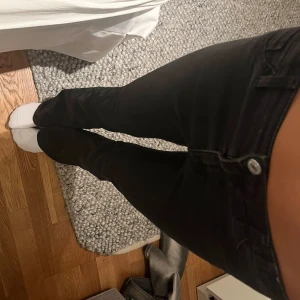 Svarta bootcut jeans - Säljer ett par svarta jeans med bootcut med låg midja! Knappt använda! Skriv om ni har mer funderingar.💞har två par där av två annonser!