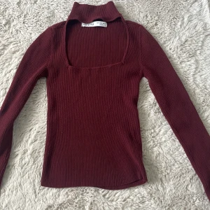 Vinröd tröja  - Vinröd tröja från Bershka, materialet är strechigt. Den är i storlek S men skulle säga att den är lite mer åt XS. Priset går att diskuteras!!