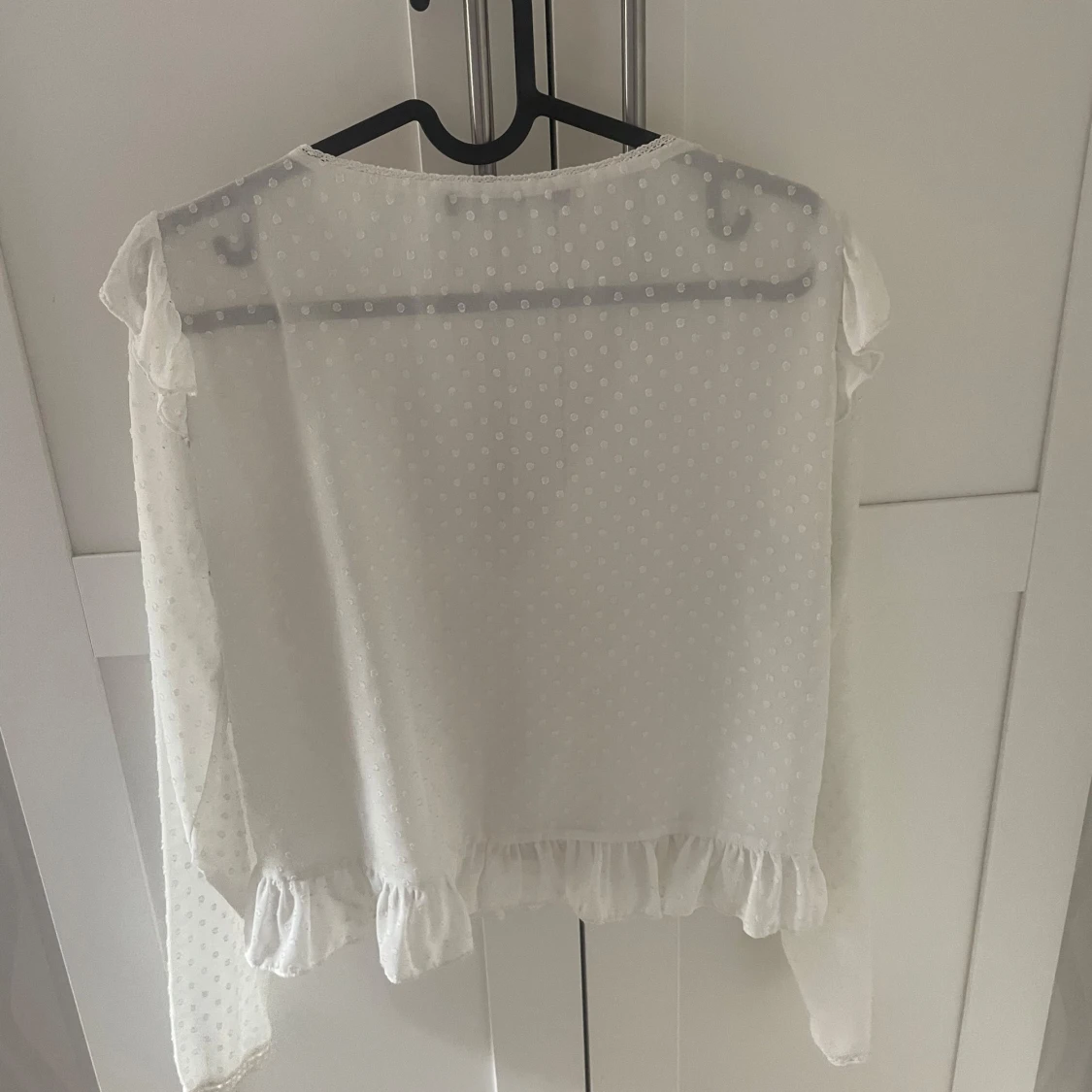 Vit prickig blus med volang från Zara - 1