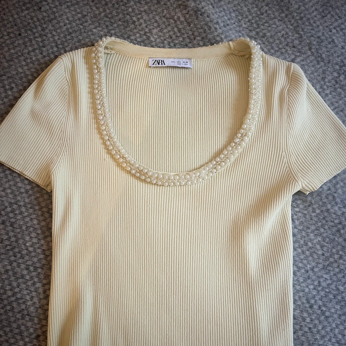 Ljusgul topp med pärlor & öppen rygg - 3