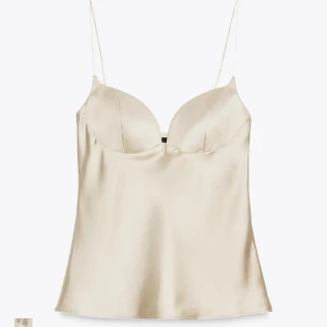 Zara Champagnefärgad satin linnetopp med prislapp - ALDRIG ANVÄND PRISLAPP ÄR KVAR. Säljer då den inte passade mig. Storlek S