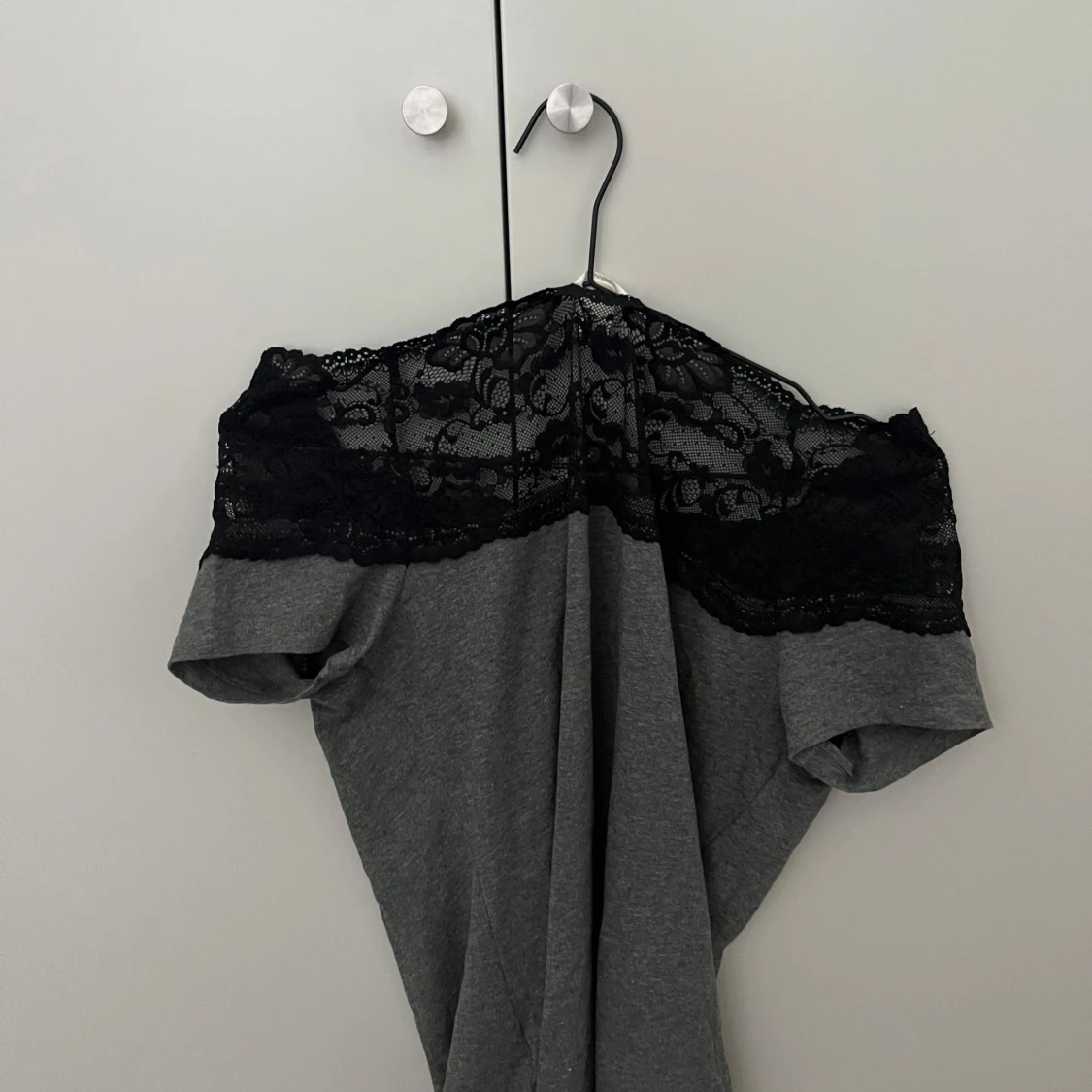 Grå topp med svart spetsdetalj - 2