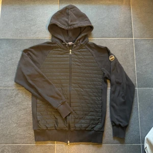 Colmar Cardigan - Sjukt snygg Colmar Cardigan i svart | Storlek M | Den är i ett väldigt bra skick | Endast cardigan följer med | Tveka inte att kontakta oss vid minsta fundering!