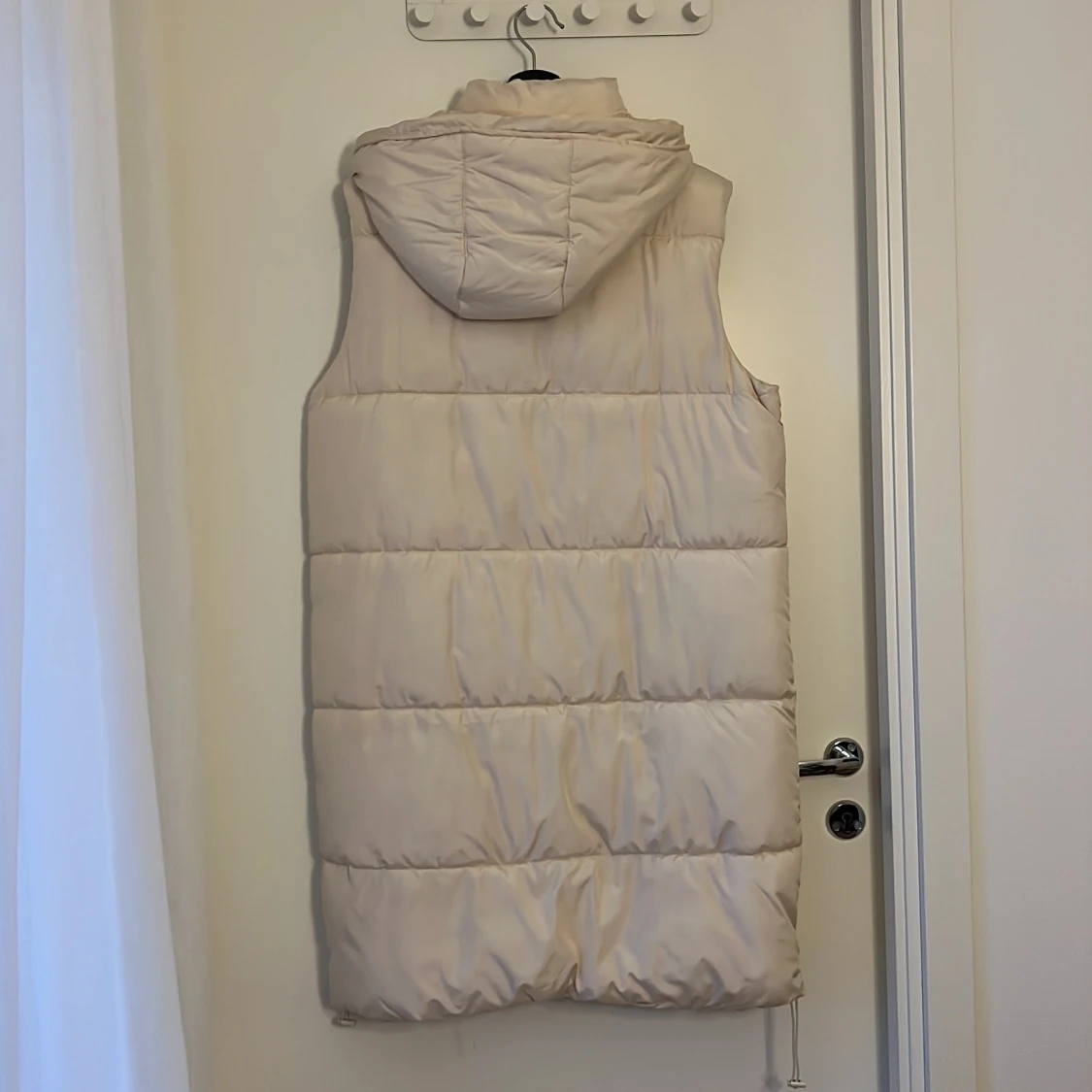 Vit/Beige lång dunväst från Violet Romance - 1