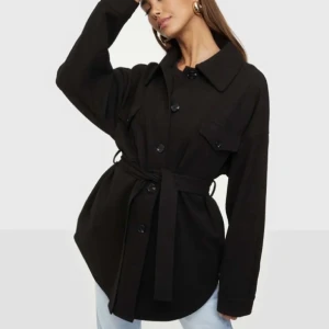 Svart kappa med bälte  - Strl S , säljer för 350 kr ❤️