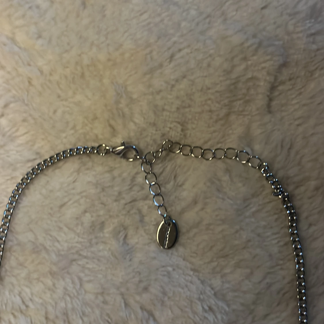 Silvrigt halsband med blixtar  - 2