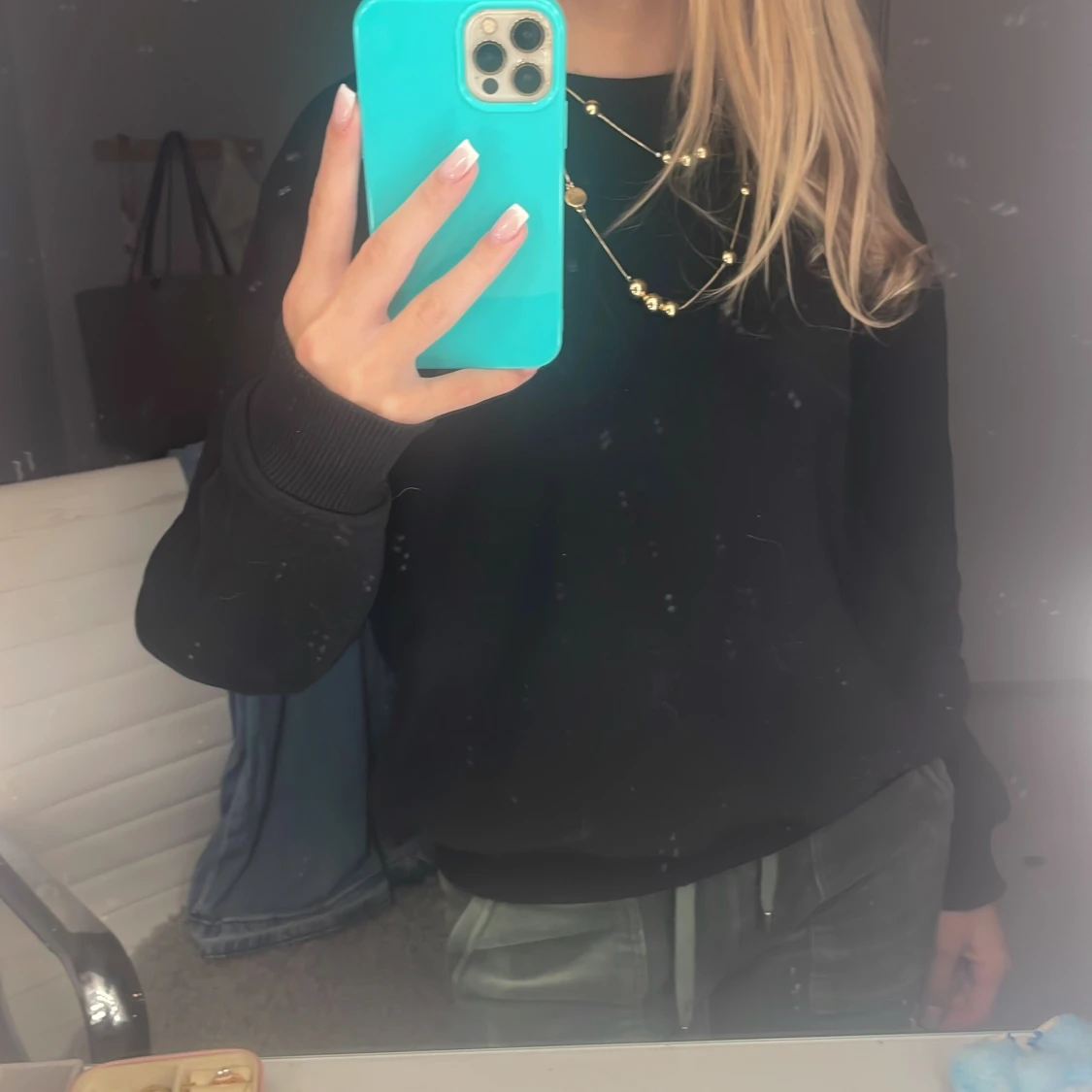 Guldigt halsband med kulor och detaljer - 2