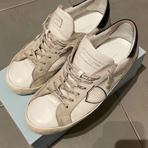 Philippe Model 39 - Säljer dessa snygga vita sneakers från Philippe Model i fint skick.  Tillverkade i Italien. Köpta på Zalando för 2700kr. Säljer pga att de är för små. Box följer med!!