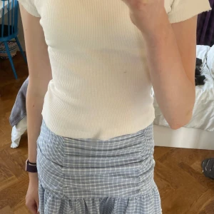 Blåvit rutig volangkjol - Supersöt blå och vit rutig kortkjol med volangkant och rynkade detaljer framtill. Som ny! Pris går att diskutera 😇