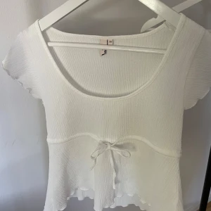 Vit topp från Nelly, strlk XS - Vit topp från Nelly, strlk XS