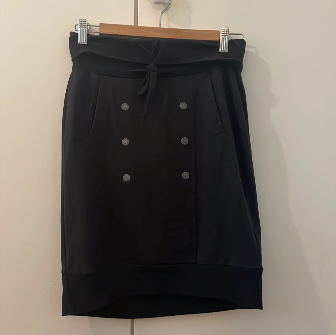 Svart kjol med knappar House of Lola XS