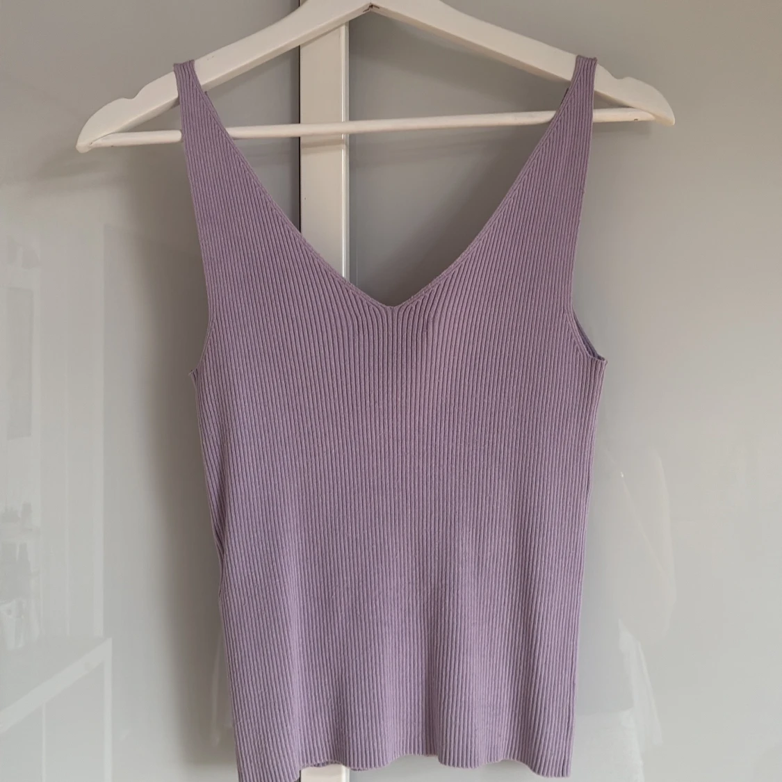 Ljuslila ribbad linnetopp från JDY