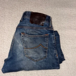 Jacob Cohen PREMIUM edition - Ett par ursnygga Jacob cohen jeans från deras premium kollektion. Dem har en riktigt snygg tvätt samt en snygg detalj på ena knät. Väldigt få par från deras premium kollektion som säljs på andrahands marknaden. Tveka inte att höra av er vid frågor eller funderingar🤗🤗 pristet är ej hugget i sten‼️