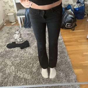 Svarta bootcut jeans - Säljer ett par svarta jeans med bootcut-modell och klassisk femficksdesign. Super snygga. Men för korta för mig. 💕