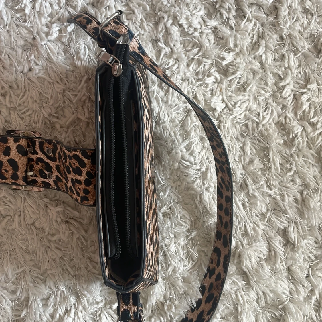 Leopardmönstrad axelväska med spänne - 2