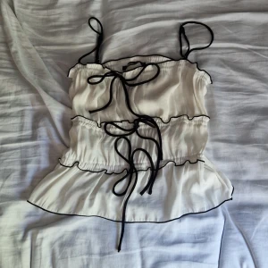 Söt top - Jätte söt top som är köpt på Gina tricot! Har använts ett par antal gånger men har inga synliga defekter. Inte använd på länge. Pris kan diskuteras 🤍☺