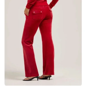 Juicy set - JÄTTEfint juicy sett! Knappt använt och i bra skick!!! Nypris för ett sett är 2400 och eftersom detta är i så bra skick säljer jag hela för 1000! Vilket är väldigt bra pris! 🩷🩷