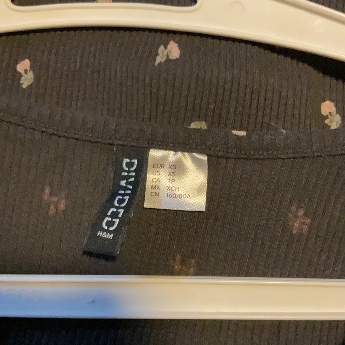 Svart blommig kortklänning H&M Divided - 1