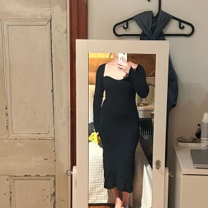 Svart ribbad långklänning BikBok - Svart långklänning från BikBok i ribbat material. Klänningen har lång ärm, figurnära passform och fyrkantig ringning. Perfekt för dig som gillar en stilren och enkel look med en touch av edge. Nyköpt för något år sedan och endast använd en gång💖