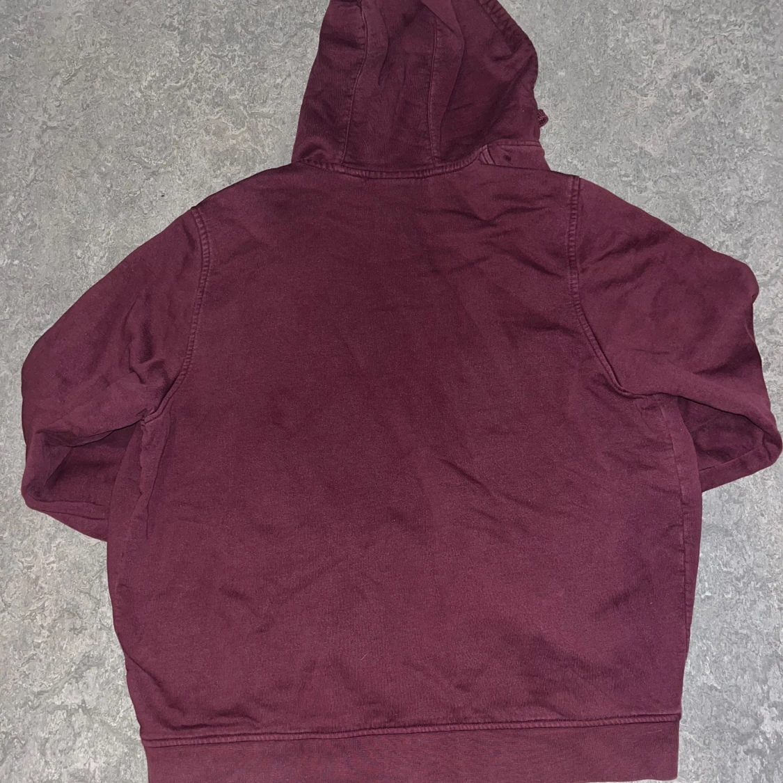 Vinröd hoodie från Lacoste med dragkedja - 1