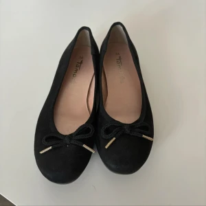 Tamaris ballerinaskor - Eleganta ballerinaskor från Tamaris i storlek 36. De är knappt använda och i jättefint skick!