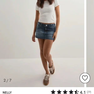 Low waist jeans skirt  - Mörkblå jeans kjol från Nelly med låg midja i storlek 34 💕 aldrig använt men prislappen är borta. Helt slutsåld💕orginal priset är 599