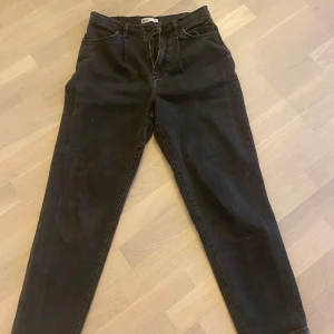 Svarta raka jeans från Gina Tricot  - Svarta raka jeans från Gina Tricot 
