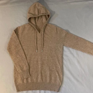 Kashmir/Merino hoodie - En HELT NY beige hoodie i Kashmir och merino blandning! Storlek XS! Hör av dig vid frågor!