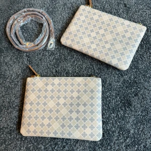 malene birger axelväskor Beige   - Säljer två stilrena axelväskor från märket Malene birger med rutigt mönster i beige och grått. Väskan har guldfärgade dragkedjor och medföljande justerbar axelrem. Perfekt för att bära det viktigaste och passar till många outfits. 499 kr styck 