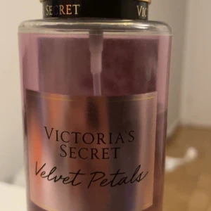 Victoria's Secret Velvet Petals mist -  Pris kan ändras!! En snygg parfymmist från Victoria's Secret i doften Velvet Petals. Flaskan är genomskinlig med ljusrosa vätska och har en guldig kork. Perfekt för dig som gillar blommiga och fräscha dofter. Flaskan är lite andvänd. Säljer för den inte kommer till andvändning
